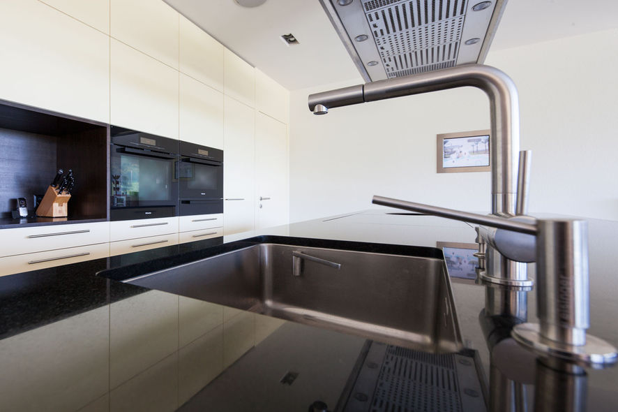  kücheninsel schwarz becken modern design ammann ag bild